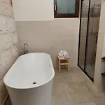 Le Pietre أوستوني
